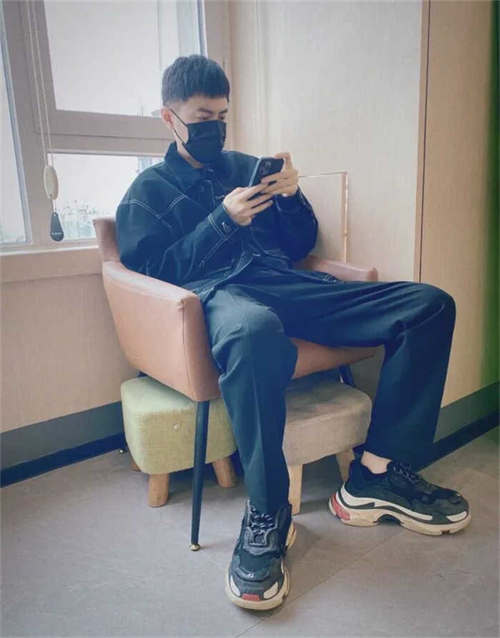 발렌시아가 트리플 S 스니커즈 블랙 레드 2022 533882W3CS11061 photo review